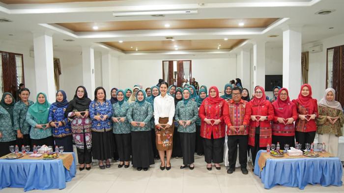 Ketua TP PKK Deli Serdang, Ny Jelita Asri Ludin Tambunan memberikan sambutan pada Sosialisasi Bahaya Kanker Serviks dan Upaya Pencegahan melalui Tes IVA yang dihadiri oleh Ketua TP PKK Sumut, Ny Kahiyang Ayu Bobby Nasution di Aula Kantor Bupati Deliserdang, Rabu (17/12/2025). Sosialisasi bertujuan untuk meningkatkan kapasitas dan pemahaman kader PKK, sehingga mampu menjadi motivator bagi perempuan usia subur untuk lebih peduli terhadap kesehatan reproduksi dan melakukan pemeriksaan sejak dini