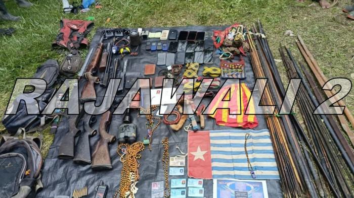 SITA BARANG BUKTI - Alat bukti dari KKB Papua atau Organisasi Papua Merdeka (OPM) yang diamankan oleh prajurit TNI pasca kontak tembak di Kabupaten Intan Jaya, Rabu (15/10/2025).
