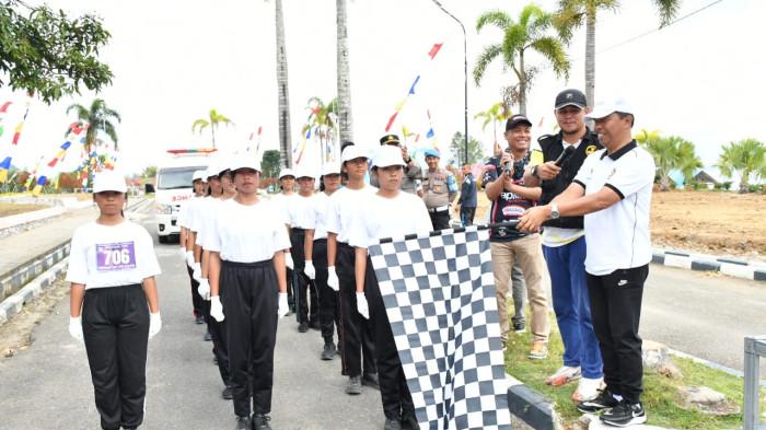 Wabup Toba Melepas Tarkam 2025 Lomba Gerak Jalan Beregu