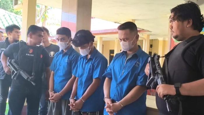 3 BEGAL - Tampang ketiga pelaku, dua di antaranya begal dan satu orang pelaku penadah diamankan tim gabungan, hingga kini ketiganya diamankan di Mapolsek Medan Labuhan, Selasa (19/5/2026).