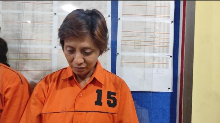 PENCULIKAN ANAK:Tampang Firda Hermayati, tersangka utama penculikan siswa kelas 2 SD di Medan Marelan, usai ditangkap, Jumat (1/8/2025). Firda merupakan sepupu dari ibu korban alias tantenya sendiri.