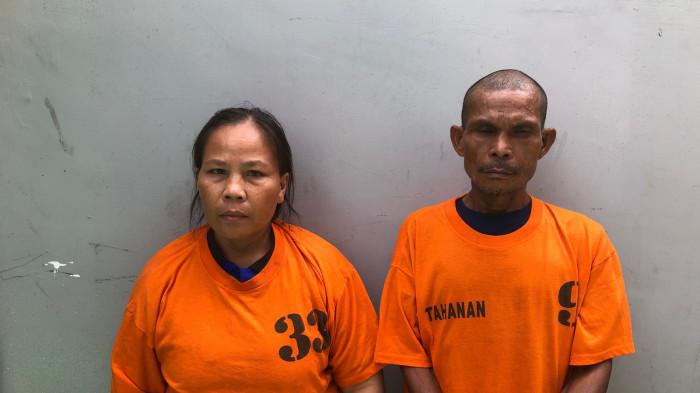 TERSANGKA PEMBUNUHAN - Tampang LS (kiri) kakak kandung membunuh adiknya sendiri bernama Iwan Sudarto Simanjuntak, dibantu LN (kanan) sebagai eksekutor, usai ditangkap, Selasa (3/2/2026). Pembunuhan berencana ini diduga karena tersangka ingin menguasai uang korban dengan cara mengklaim uang asuransinya.