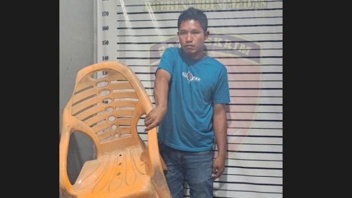 Tampang Jukir Arogan di Komplek J City Medan, Hantam Mobil Warga Pakai Kursi, Kini Ditangkap Polisi