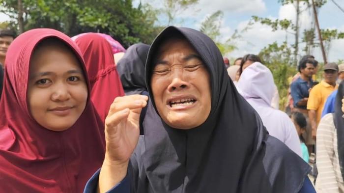 TANGIS MARLINA - Sri Marlina warga Desa Pekubuan, Kecamatan Tanjung Pura, Kabupaten Langkat, Sumatera Utara, saat menyampaikan harapannya kepada Presiden Indonesia, Prabowo Subianto, Sabtu (13/12/2025).