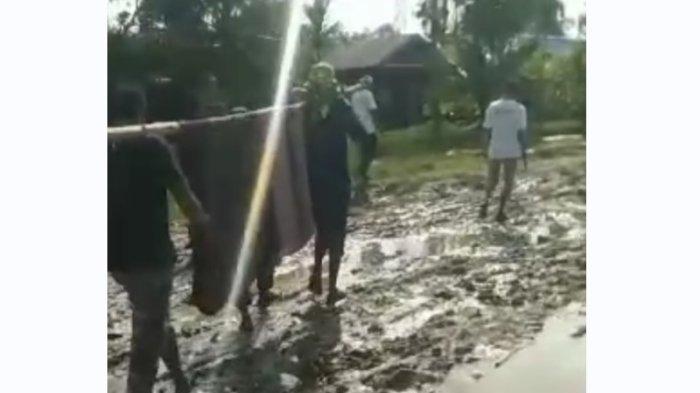 Viral Warga Bawa Orang Sakit dengan Tandu Lewati Jalanan Berlumpur di Desa Sei Sembilang Asahan