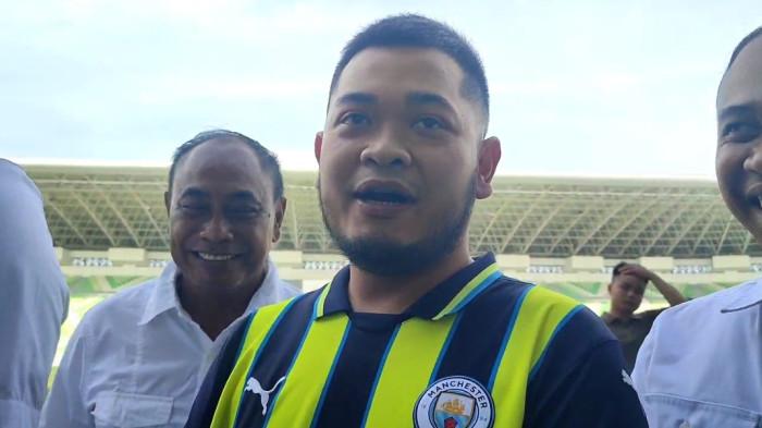 Tangkapan layar wawancara Dirut PT KMI, Ariffudin Maulana Basri (tengah) ketika meninjau kesiapan Stadion Utama Sumatra Utara, Minggu (27/7/2025). Ari membenarkan Kas Hartadi menjadi pelatih PSMS Medan musim 2025/2026.