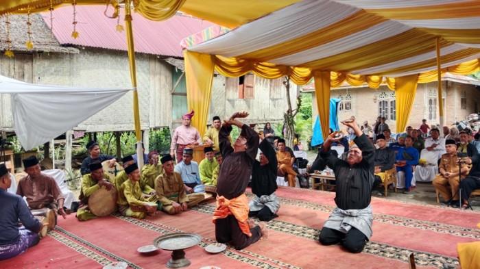 Pertunjukan seni Tari Dulang di Dusun Ampera, Langkat, Senin (15/12/2025).