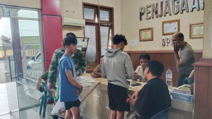 TAWURAN - Kondisi jenazah diduga korban tawuran antar geng motor ditemukan tergeletak di dalam gorong-gorong, Desa Marindal 1, Kecamatan Patumbak, Kabupaten Deli Serdang, Sumatera Utara, Senin (22/6/2036). Saat ini jenazah dibawa ke RS Bhayangkara TK II Medan.