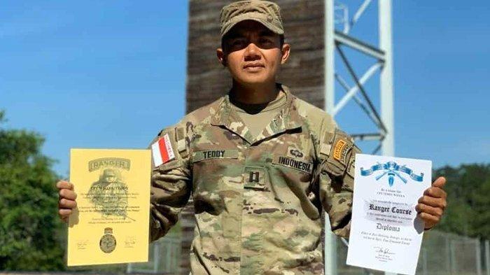 Tab Ranger yang tersemat di bagian lengan kirinya menandakan bahwa Teddy Indra Wijaya telah menjadi salah satu perwira TNI AD yang berhasil meraih kualifikasi Pasukan Elit US Army Ranger. (tniad.mil.id)