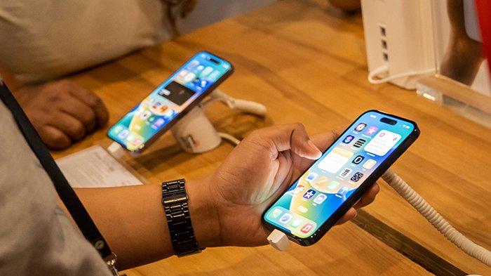 Telkomsel berkolaborasi dengan Apple menghadirkan paket bundling seri iPhone 14 terbaru yang didukung bonus kuota data layanan 5G hingga 50 GB bagi pelanggan Telkomsel Halo (pascabayar) dan Telkomsel Prabayar. Ragam pilihan paket bundling Telkomsel dan iPhone 14 terbaru dapat diakses melalui tsel.me/iPhone14.