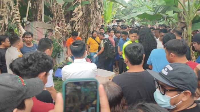 MAYAT TANPA BUSANA - Warga mengerumuni TKP penemuan jenazah wanita di Jalan Menteng 7, Gang Seorja 3, Kota Medan, Selasa (10/3/2026). Jenazah tahun ditemukan tanpa busana ini diletakkan di dalam kontainer yang dibuang di ladang pisang.