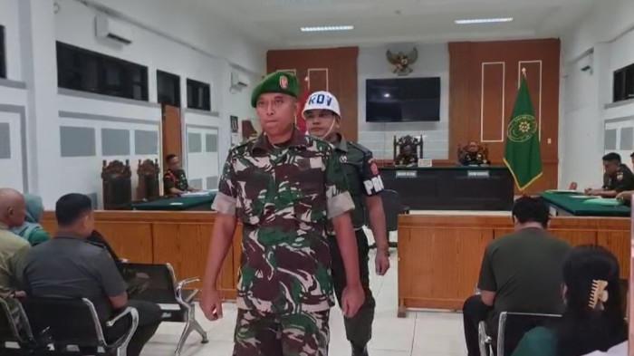 Serma Tengku Dian Anugerah usai menjalani sidang di Pengadilan Militer (PM) 1-02 Medan, Senin (12/1/206).