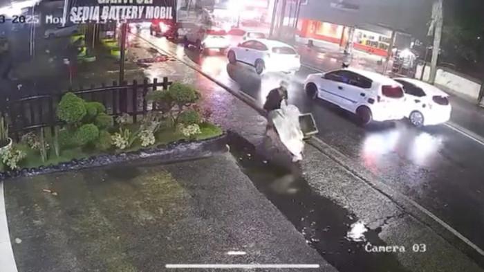 Rumah Kosong Empat Lantai di Medan Dijarah Berulang Kali, Aksi Pelaku Terekam CCTV