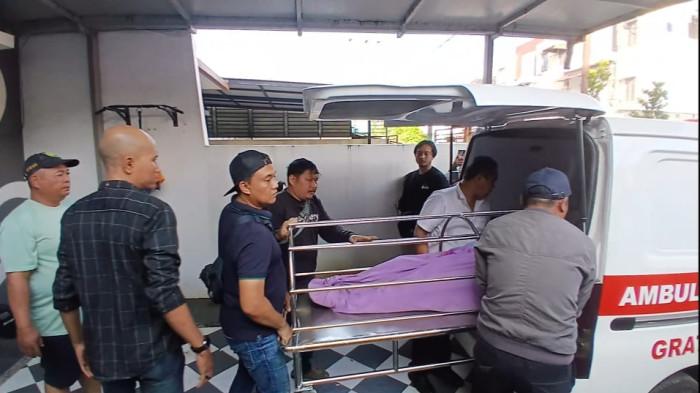 Terlihat warga Tanjung Rejo, mengangkat  jenazah ibu rumah tangga yang tewas mengenaskan ke dalam mobil ambulans, Rabu (10/12/2025)