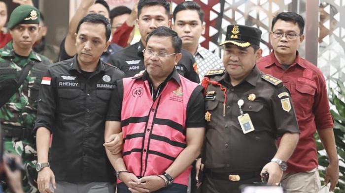 DITAHAN: Tersangka dugaan tindak pidana korupsi tata kelola program Makan Bergizi Gratis (MBG) pada Badan Gizi Nasional (BGN) Sony Sonjaya (tengah) berjalan memasuki mobil tahanan di Kejaksaan Agung, Jakarta, Rabu (3/6/2026). Kejaksaan Agung menetapkan mantan Kepala BGN Dadan Hindayana, dan dua mantan Wakil Kepala BGN yakni Sony Sanjaya dan Lodewyk Pusung sebagai tersangka dugaan tindak pidana korupsi tata kelola program MBG pada BGN tahun 2025-2026. (ANTARA FOTO/M Risyal Hidayat/Via Kompas.com)