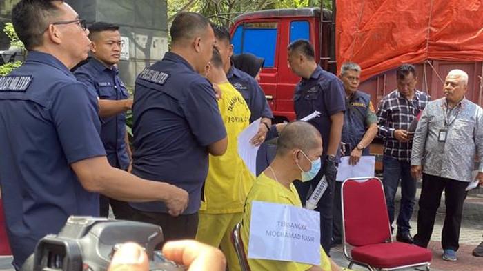 Tersangka dari prajurit Kopassus TNI AD dalam rekonstruksi kasus penculikan Kacab Bank BUMN Cempaka Putih, di Mapolda Metro Jaya, Senin (17/11/2025).(Kompas.com/Hanifah Salsabila)