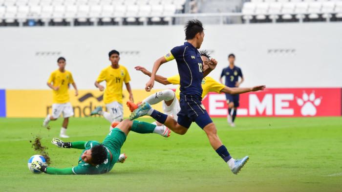 THAILAND LOLOS - Penggawa Thailand berupaya melewati adangan kiper Brunei Darussalam di pertandingan pembuka Grup B Piala AFF U19 2026 di Stadion Teladan, Kota Medan, Selasa (2/6/2026). Thailand lolos ke semifinal usai menundukkan Malaysia dengan skor 3-2.