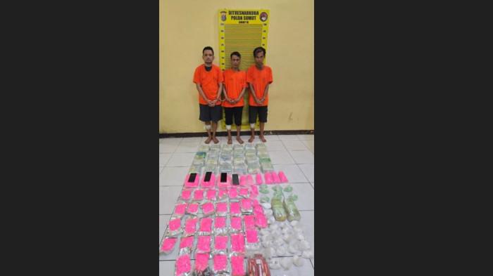 GUDANG NARKOBA: Tiga orang diduga pengedar yang terindikasi jaringan antar negara Indonesia - Thailand, yakni RR (32), IS (45) dan FM (42). RR berperan sebagai pemilik rumah sekaligus pemilik barang bukti narkoba sebanyak 26 kg sabu dan berbagai jenis narkoba lainnya.