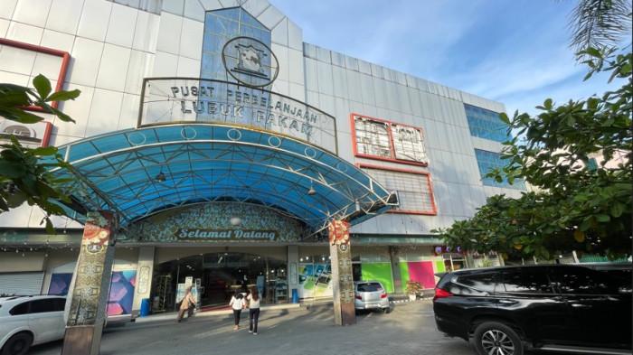 SUASANA SEPI: Tiga orang wanita masuk ke dalam gedung Delimas Plaza Lubuk Pakam beberapa waktu lalu. Hingga saat ini managemen Delimas belum memasukkan permohonan proposal perpanjangan HGB kepada Pemkab Deli Serdang.