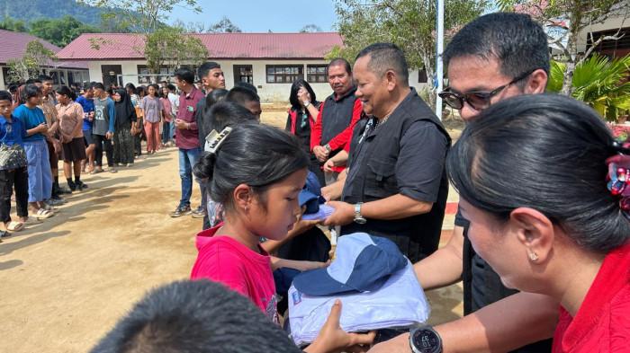 Tim DPP PDIP menyerahkan perlengkapan sekolah kepada siswa SMPN 1 Tukka 2026 di Tapanuli