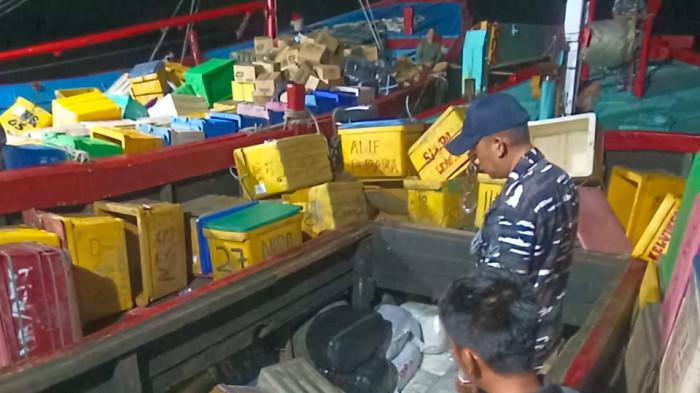 Tim F1QR Lanal Tanjungbalai Asahan mengamankan dua buah kapal eksport Tanjungbalai - Malaysia setelah kedapatan membawa ratusan Balpres serta ratusan kotak berisi makanan dan minuman saset dari Malaysia.