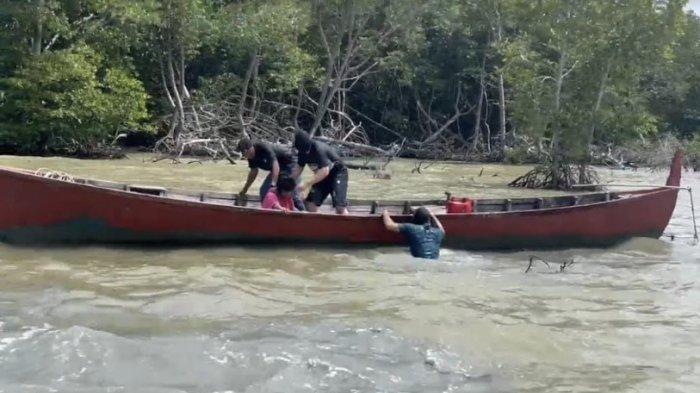 Pangkalan TNI AL TBA Amankan Seorang Wanita dari Atas Perahu, Empat Paket Sabusabu Diamankan