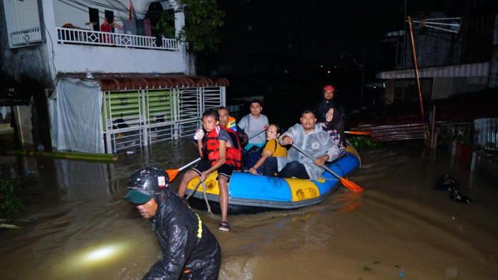 Tim FAJI Medan saat mengevakuasi korban banjir di Jalan Brigjen Katamso, Gang Pelita, Kampung Baru, pada Kamis (27/11/2025) malam. Faji Medan turun mengevakuasi warga dengan peralatan minim di tengah banjir yang melanda kota Medan. 