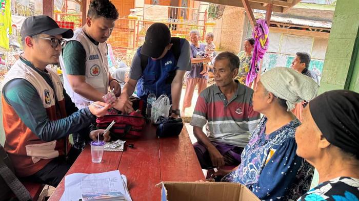 MISI KEMANUSIAAN: Tim Medis UMI Makassar mendirikan posko kesehatan pertama yang memberikan layanan langsung kepada warga terdampak bencana banjir dan longsor di Desa Aek Manis, Kecamatan Sibolga Selatan, Kota Sibolga, Sumatera Utara, Sabtu (13/12/2025).