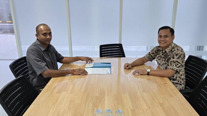 Tim Pemasaran PLN (kanan)