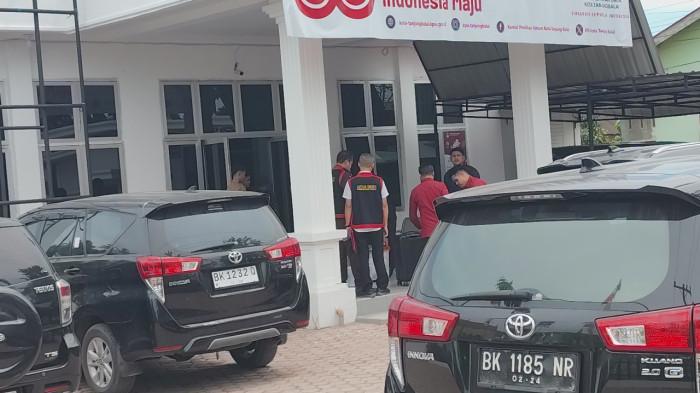 Tim Pidsus Kejaksaan Negeri (Kejari) Tanjungbalai menyita alat bukti dari Kantor Komisi Pemilihan Umum (KPU) Kota Tanjungbalai, Rabu (27/8/2025) di Jalan Jendral Sudirman, Kelurahan Pahang, Kecamatan Datuk Bandar, Kota Tanjungbalai. Dua koper dan sembilan kotak kontainer pelastik disita dan dibawa ke Kantor Kejaksaan Negeri.