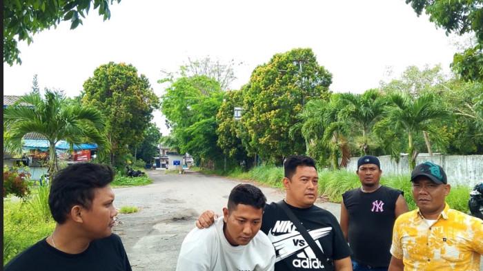 PREMAN KAMPUNG LALANG - Tim Polsek Sunggal berhasil menangkap B (dua kiri), preman sok jago yang ancam bakar warung pedagang di Kampung Lalang, Sunggal, Deliserdang, Minggu (12/4/2026) kemarin. B ditangkap di kawasan Jalan Sei Mencirim Pasar Lama, Desa Lalang, Kecamatan Sunggal, Deliserdang, Selasa (14/4/2026).