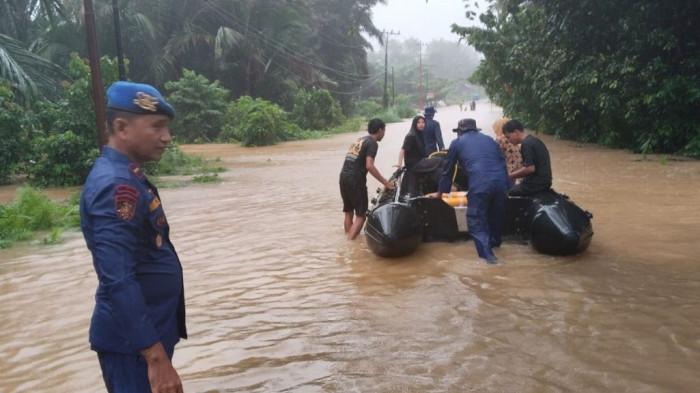Petugas Brimob Polda Sumut mengevakuasi warga lanjut usia di Kecamatan Sarudik, Tapanuli Tengah, Rabu (26/11/2025), setelah banjir dan longsor melanda sejumlah wilayah.