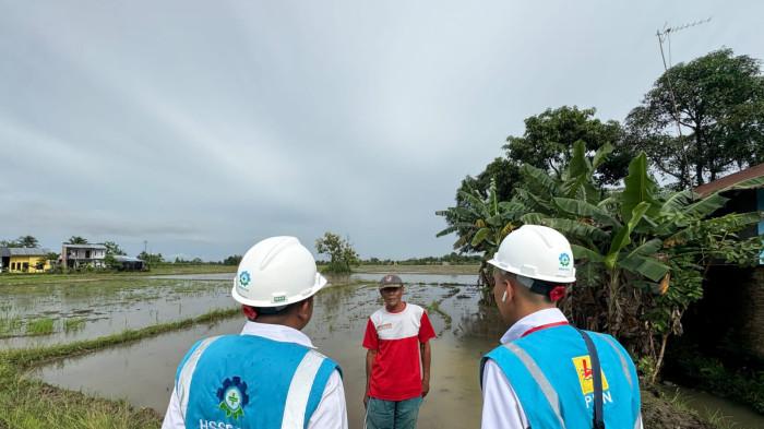 Tim UPT PLN III Lubuk Pakam bersama Budianto saat mengecek