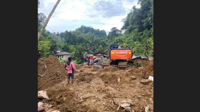 LONGSOR SEMBAHE - Tim gabungan dibantu alat berat melakukan upaya evakuasi korban yang tertimbun longsor di Desa Sembahe, Kecamatan Sibolangit, Kabupaten Deliserdang, Rabu (8/4/2026). Informasi yang didapat, akibat longsor malam tadi enam orang menjadi korban dimana lima dinyatakan meninggal dunia.