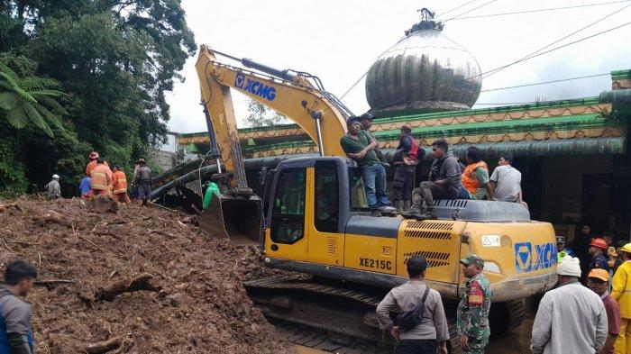 4 Orang Ditemukan Meninggal Termasuk 2 Pegawai BRI Tanjungbalai, Evakuasi Korban Longsor di Karo