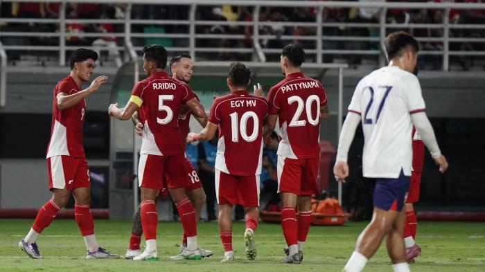 SELEBRASI - Pesepak bola Timnas Indonesia, Marc Klok (ketiga kiri) merayakan golnya dengan rekan setimnya saat melawan China Taipei dalam pertandingan FIFA Matchday di Stadion Gelora Bung Tomo, Surabaya, Jumat (5/9/2025) malam. TRIBUNNEWS/Muhammad Nursina