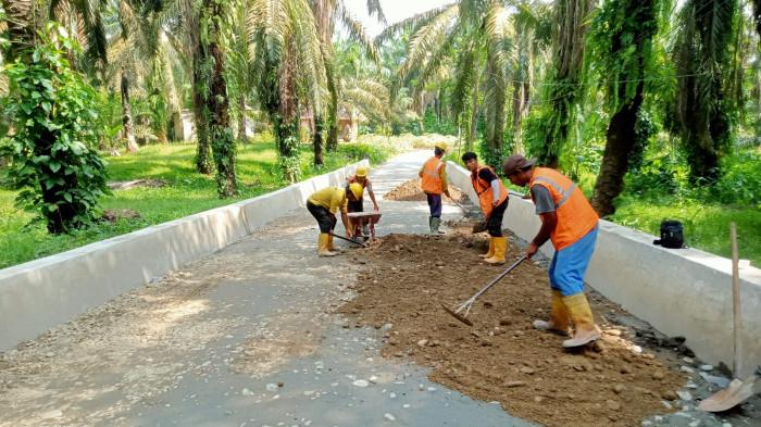 Atasi Banjir, Jalan Petumbukan Bandar Dolok Ditimbun dan Ditinggikan