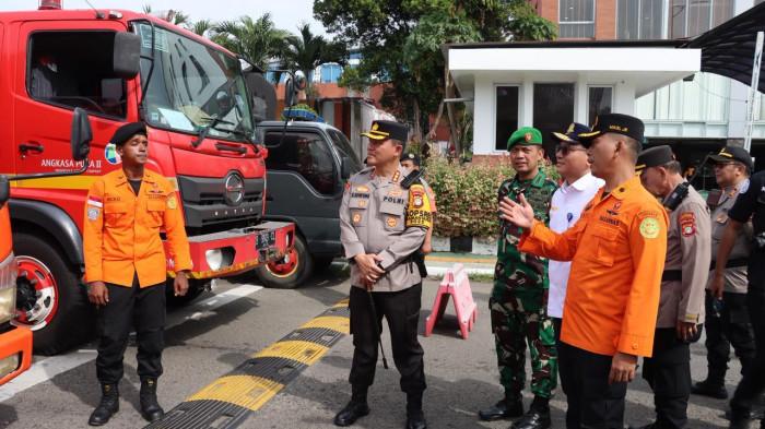 Kapolresta Bandara Soekarno-Hatta Kombes Pol Ronald Sipayung meninjau kesiapan sarana tanggap darurat usai Apel Kesiapan Tanggap Darurat Bencana di lapangan Polresta Bandara Soetta, Tangerang, Rabu (5/11/2025). Apel ini menegaskan sinergi lintas instansi dalam menghadapi potensi bencana di kawasan bandara dan sekitarnya.