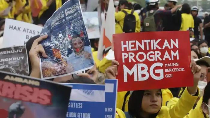 DEMO MAHASISWA - Ribuan mahasiswa dari berbagai daerah turun ke jalan menggelar aksi demonstrasi penolakan MBG dan kenaikan harga BBM di Jakarta