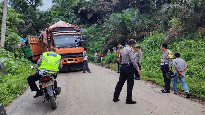 MACET Total Jalinsum Sidikalang-Subulussalam, Truk Berisi Inti Sawit Melintang Sejak Tengah Malam