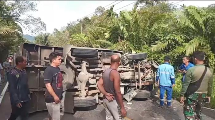 Truk Tergelincir di Turunan Simatorkis, Lalu Lintas Padangsidimpuan-Sibolga Sempat Lumpuh