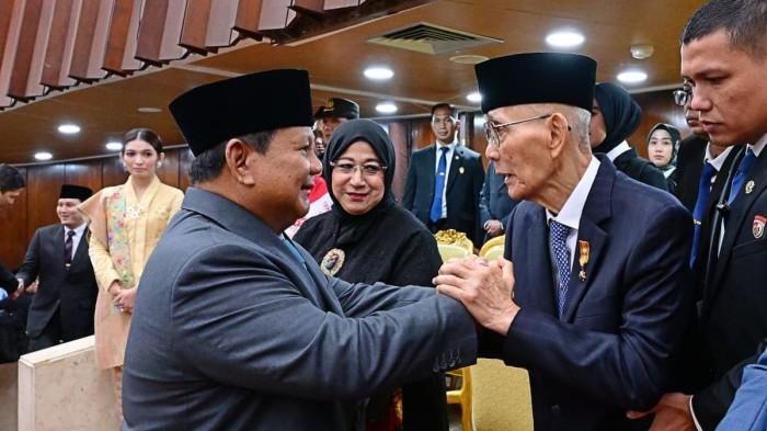 Momen Presiden Prabowo Subianto menyalami mantan Wakil Presiden Try Sutrisno yang turut hadir dalam Sidang Tahunan MPR-RI dan Sidang Bersama DPR-RI dan DPD-RI di Gedung Nusantara, Jakarta Pusat, Jumat (15/8/2025). (Dok. Biro Pers Sekretariat Presiden)