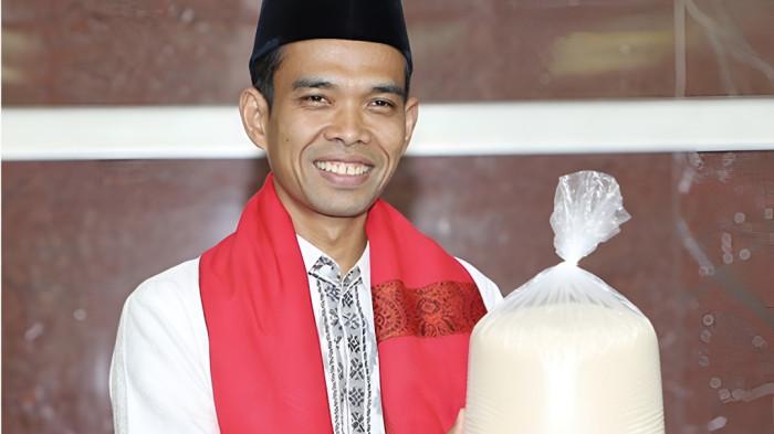 ZAKAT FITRAH- Ilustrasi Ustaz Abdul Somad (UAS) saat membayar zakat fitrah.