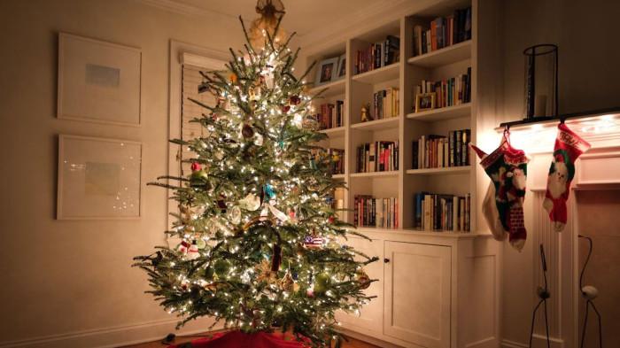 UCAPAN SELAMAT NATAL DAN TAHUN BARU 2026 - Natal dan Tahun Baru 2026 bukan sekadar musim liburan, tetapi juga waktu terbaik untuk berbagi cinta, harapan, dan doa dengan orang-orang terkasih.