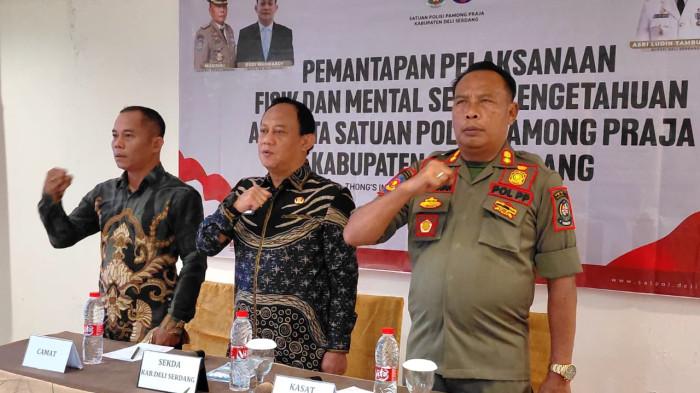 Sekda Deli Serdang, Dedi Maswardy SSos MAP memberi arahan kepada personel Satpol PP Deli Serdang, pada Pemantapan Pelaksanaan Fisik, Mental dan Pengetahuan Anggota Satpol PP Kabupaten Deli Serdang Tahun 2025 di Aula Hotel Thongs'inn, Kecamatan Beringin, Kamis (18/12/2025). Pemantapan fisik, mental dan pengetahuan dilatarbelakangi semakin kompleksnya tantangan dan tugas Satpol PP dalam menjaga ketertiban umum, ketenteraman masyarakat serta menegakkan Perda di tengah dinamika sosial masyarakat yang terus berkembang.