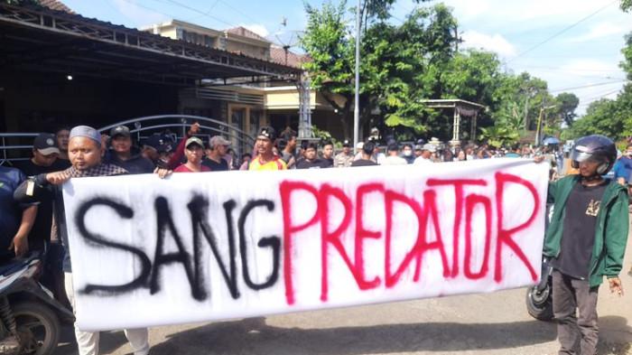 UNJUK RASA Warga membawa spanduk kiai cabul