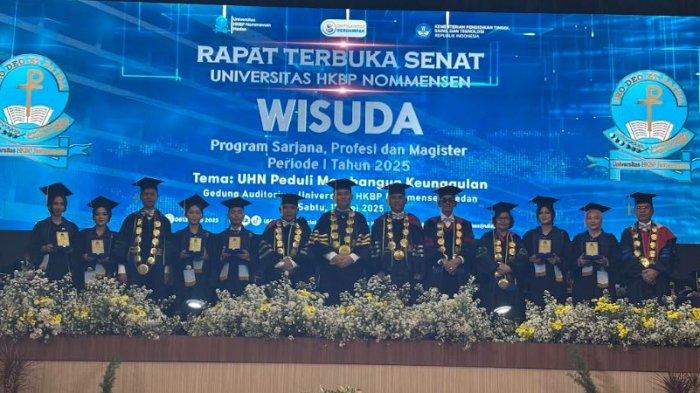 WISUDA HKBP NOMMENSEN: Universitas HKBP Nommensen mewisuda 1.068 mahasiswa pada periode I tahun 2025. Wisuda yang diselenggarakan di Gedung Auditorium Universitas HKBP Nommensen Medan, Sabtu (17/5/2025).