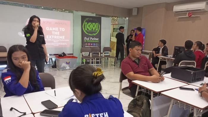 Pengajar dari Komputer Medan sedang memberikan penjelasan kepada peserta Workshop dan Lomba Rakit Personal Computer (PC) khusus untuk mahasiswa semester 2 – 8 yang dilaksanakan Universitas Mahkota Tricom Unggul (MTU) bersama dengan Komputer Medan di Universitas MTU Gedung Grand Jati Junction Tower 3 Lt 25 Jalan Perintis Kemerdekaan No, 3A Medan, Kamis 9 April 2026.