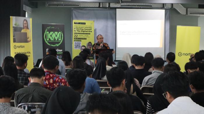 Rektor Universitas MTU, Dr. Dompak Pasaribu, SE., M.Si., CPA., CACP memberikan kata sambutan sebelum membuka workshop Cyber Crime di Kampus MTU Gedung Grand Jati Junction Tower 3 Lt. 24 Jalan Perintis Kemerdekaan No. 3A Medan, Rabu 22 April 2026. 