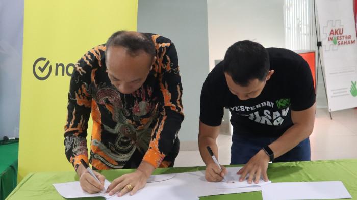 Rektor Universitas MTU Dr. Dompak Pasaribu, S.E., M.Si, CPA, CACP bersama Direktur Komputer Medan Hendra Sandy melakukan penandatangan MoU  dalam meningkatkan kolaborasi dalam hal peningkatan kompetensi SDM dan mahasiswa Universitas MTU melalui penyelenggaraan pelatihan kompetensi dan produktivitas dengan memanfaatkan sumber daya Komputer Medan di Universitas MTU Gedung Grand Jati Junction Lt 25 Jalan Perintis Kemerdekaan No. 3A Kelurahan Perintis Kecamatan Medan Timur Kota Medan, Rabu 22 April 2026.